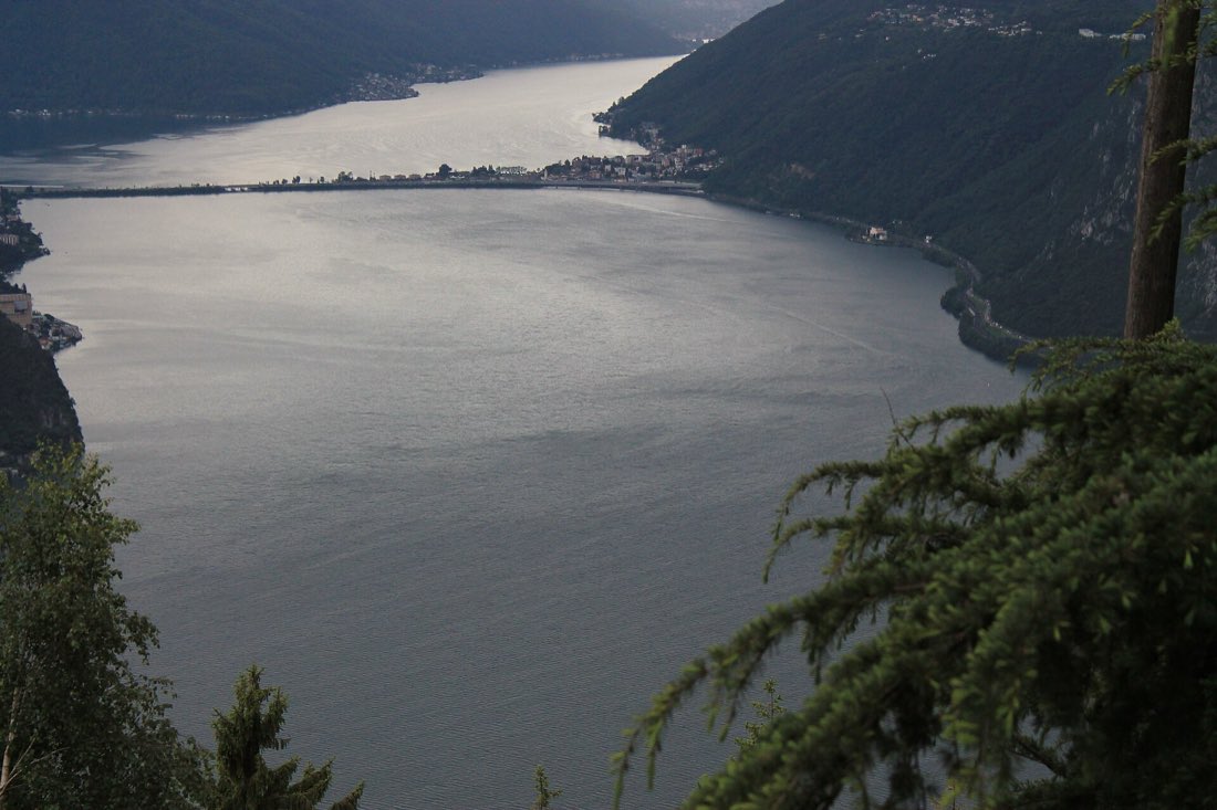 Blick über die Wohnhänge und den See bei Lugano