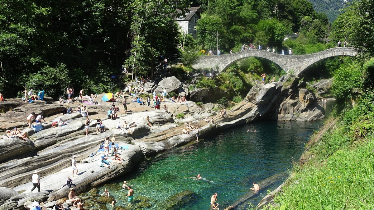 Ponte dei Salti über die türkisgrüne Verzasca bei Lavertezzo