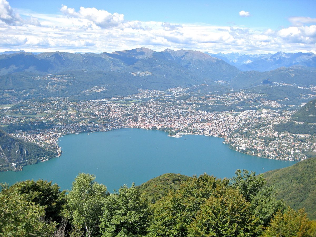 Blick von der Sighignola über die Stadt Lugano und den See